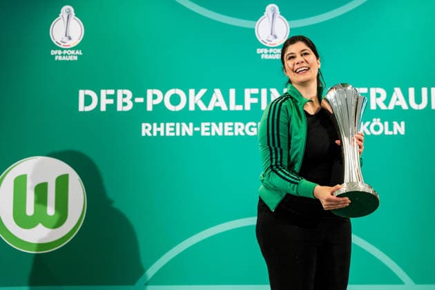 DFB Pokal der Frauen Finalistinnen Talk Cup Handover 09 04 2026 Renate Lingor DFB hands over the DFB Pokal der Frauen to Derya Karadag Mayor of the City of Cologne DFB Pokal der Frauen Finalistinnen Talk Cup Handover, Cologne, RheinEnergiestadion on 09 04 2026 Copyright: xBEAUTIFULxSPORTS Wunderlx