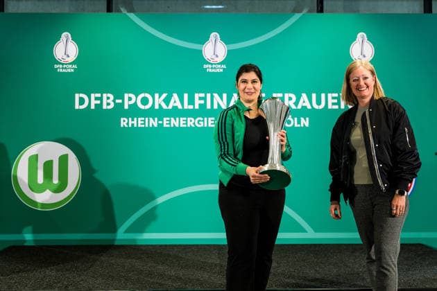 DFB Pokal der Frauen Finalistinnen Talk Cup Handover 09 04 2026 Renate Lingor DFB hands over the DFB Pokal der Frauen to Derya Karadag Mayor of the City of Cologne DFB Pokal der Frauen Finalistinnen Talk Cup Handover, Cologne, RheinEnergiestadion on 09 04 2026 Copyright: xBEAUTIFULxSPORTS Wunderlx