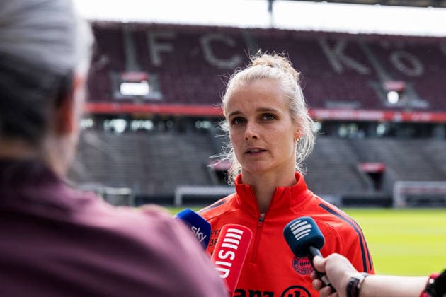 DFB Pokal der Frauen Finalistinnen Talk Cup Handover 09 04 2026 Anna Klink FC Bayern München in the journalists round after the talk DFB Pokal der Frauen Finalistinnen Talk Cup Handover, Cologne, RheinEnergiestadion on 09 04 2026 Copyright: xBEAUTIFULxSPORTS Wunderlx