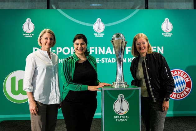DFB Pokal der Frauen Finalistinnen Talk Cup Handover 09 04 2026 Sonja Fuss Sports Ambassador City of Cologne , Derya Karadag Mayor of the City of Cologne and Renate Lingor DFB pose with the DFB Pokal der Frauen DFB Pokal der Frauen Finalistinnen Talk Cup Handover, Cologne, RheinEnergiestadion on 09 04 2026 Copyright: xBEAUTIFULxSPORTS Wunderlx