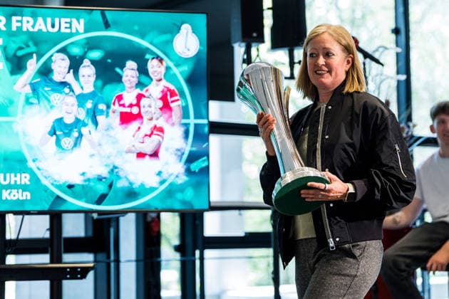 DFB Pokal der Frauen Finalistinnen Talk Cup Handover 09 04 2026 Renate Lingor DFB hands over the DFB Pokal der Frauen to Derya Karadag Mayor of the City of Cologne DFB Pokal der Frauen Finalistinnen Talk Cup Handover, Cologne, RheinEnergiestadion on 09 04 2026 Copyright: xBEAUTIFULxSPORTS Wunderlx