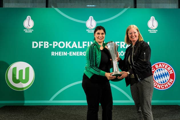 DFB Pokal der Frauen Finalistinnen Talk Cup Handover 09 04 2026 Renate Lingor DFB hands over the DFB Pokal der Frauen to Derya Karadag Mayor of the City of Cologne DFB Pokal der Frauen Finalistinnen Talk Cup Handover, Cologne, RheinEnergiestadion on 09 04 2026 Copyright: xBEAUTIFULxSPORTS Wunderlx