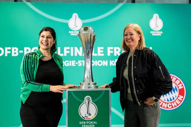 DFB Pokal der Frauen Finalistinnen Talk Cup Handover 09 04 2026 Renate Lingor DFB hands over the DFB Pokal der Frauen to Derya Karadag Mayor of the City of Cologne DFB Pokal der Frauen Finalistinnen Talk Cup Handover, Cologne, RheinEnergiestadion on 09 04 2026 Copyright: xBEAUTIFULxSPORTS Wunderlx