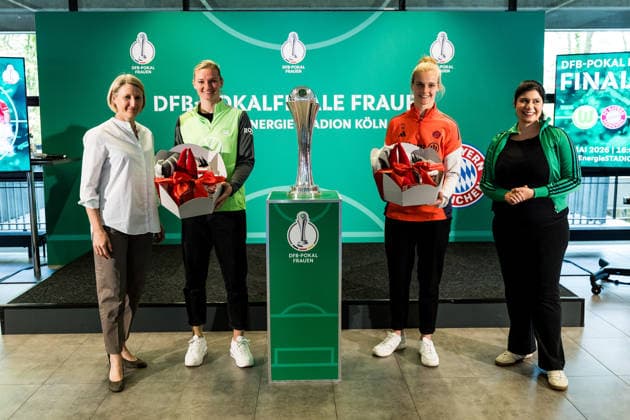 DFB Womens Cup Finalists Talk Cup Handover 09 04 2026 Sonja Fuss Sports Ambassador City of Cologne , Alexandra Popp VfL Wolfsburg , Anna Klink FC Bayern Munich , Derya Karadag Mayor of the City of Cologne pose with the DFB Womens Cup DFB Womens Cup Finalists Talk Cup Handover, Cologne, RheinEnergiestadion on 09 04 2026 Copyright: xBEAUTIFULxSPORTS Wunderlx