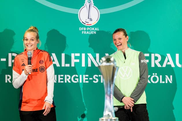 DFB Pokal der Frauen Finalistinnen Talk Cup Handover 09 04 2026 Anna Klink FC Bayern München and Alexandra Popp VfL Wolfsburg in a talk DFB Pokal der Frauen Finalistinnen Talk Cup Handover, Cologne, RheinEnergiestadion on 09 04 2026 Copyright: xBEAUTIFULxSPORTS Wunderlx