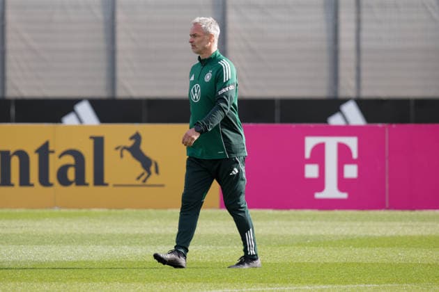 09 04 2026, xgrfx, Football DFB Media Dates, German Womens National Team Training v l Christian Wück German Womens National Team DFL DFB REGULATIONS PROHIBIT ANY USE OF PHOTOGRAPHS as IMAGE SEQUENCES and or QUASI VIDEO Herzogenaurach