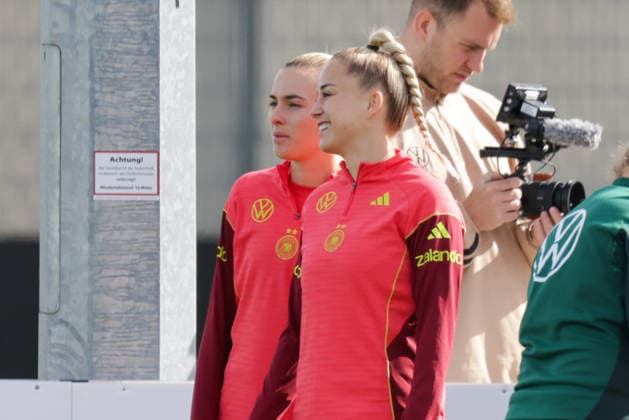 09 04 2026, xgrfx, Football DFB Media Dates, German Womens National Team Training v l Laura Freigang, Giulia Gwinn German Womens National Team DFL DFB REGULATIONS PROHIBIT ANY USE OF PHOTOGRAPHS as IMAGE SEQUENCES and or QUASI VIDEO Herzogenaurach
