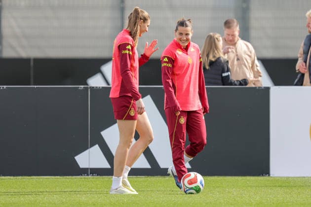 09 04 2026, xgrfx, Football DFB Media Dates, German Womens National Team Training v l Jule Brand, Carlotta Wamser German Womens National Team DFL DFB REGULATIONS PROHIBIT ANY USE OF PHOTOGRAPHS as IMAGE SEQUENCES and or QUASI VIDEO Herzogenaurach