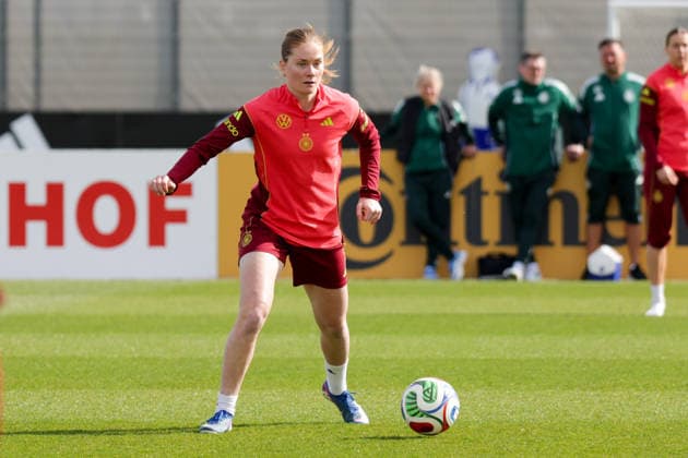 09 04 2026, xgrfx, Football DFB Media Dates, German Womens National Team Training v l Sjoeke Nüsken German Womens National Team DFL DFB REGULATIONS PROHIBIT ANY USE OF PHOTOGRAPHS as IMAGE SEQUENCES and or QUASI VIDEO Herzogenaurach