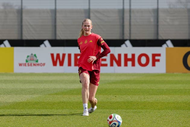 09 04 2026, xgrfx, Football DFB Media Dates, German Womens National Team Training v l Camilla Küver German Womens National Team DFL DFB REGULATIONS PROHIBIT ANY USE OF PHOTOGRAPHS as IMAGE SEQUENCES and or QUASI VIDEO Herzogenaurach