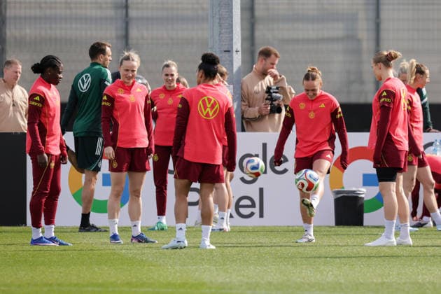 09 04 2026, xgrfx, Football DFB Media Dates, German Womens National Team Training f l Nicole Anyomi, Franziska Kett, Shekiera Martinez, Lisanne Gräwe, Jella Veit German Womens National Team DFL DFB REGULATIONS PROHIBIT ANY USE OF PHOTOGRAPHS as IMAGE SEQUENCES and or QUASI VIDEO Herzogenaurach