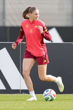 09 04 2026, xgrfx, Football DFB Media Dates, German Womens National Team Training v l Jule Brand German Womens National Team DFL DFB REGULATIONS PROHIBIT ANY USE OF PHOTOGRAPHS as IMAGE SEQUENCES and or QUASI VIDEO Herzogenaurach