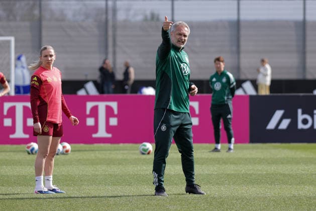 09 04 2026, xgrfx, Football DFB Media Dates, German Womens National Team Training v l Elisa Senß, Christian Wück German Womens National Team DFL DFB REGULATIONS PROHIBIT ANY USE OF PHOTOGRAPHS as IMAGE SEQUENCES and or QUASI VIDEO Herzogenaurach