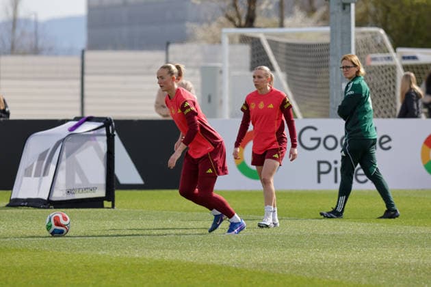 09 04 2026, xgrfx, Football DFB Media Dates, German Womens National Team Training f l Lea Schüller, Elisa Senß, Saskia Bartusiak German Womens National Team DFL DFB REGULATIONS PROHIBIT ANY USE OF PHOTOGRAPHS as IMAGE SEQUENCES and or QUASI VIDEO Herzogenaurach