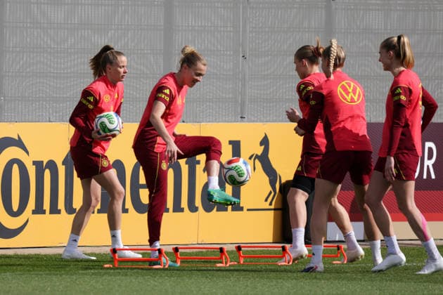 09 04 2026, xgrfx, Football DFB Media Dates, German Womens National Team Training v l Vivien Endemann, Laura Freigang German Womens National Team DFL DFB REGULATIONS PROHIBIT ANY USE OF PHOTOGRAPHS as IMAGE SEQUENCES and or QUASI VIDEO Herzogenaurach