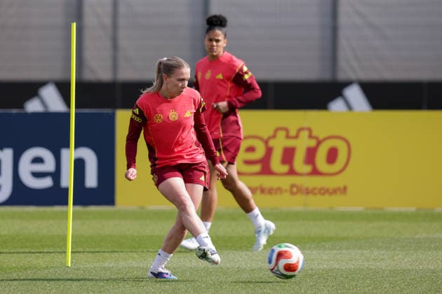 09 04 2026, xgrfx, Football DFB Media Dates, German Womens National Team Training v l Elisa Senß German Womens National Team DFL DFB REGULATIONS PROHIBIT ANY USE OF PHOTOGRAPHS as IMAGE SEQUENCES and or QUASI VIDEO Herzogenaurach