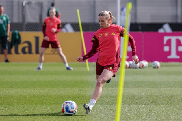 09 04 2026, xgrfx, Football DFB Media Dates, German Womens National Team Training v l Elisa Senß German Womens National Team DFL DFB REGULATIONS PROHIBIT ANY USE OF PHOTOGRAPHS as IMAGE SEQUENCES and or QUASI VIDEO Herzogenaurach