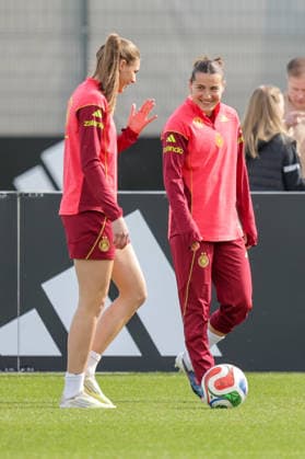 09 04 2026, xgrfx, Football DFB Media Dates, German Womens National Team Training v l Jule Brand, Carlotta Wamser German Womens National Team DFL DFB REGULATIONS PROHIBIT ANY USE OF PHOTOGRAPHS as IMAGE SEQUENCES and or QUASI VIDEO Herzogenaurach
