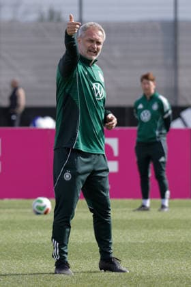 09 04 2026, xgrfx, Football DFB Media Dates, German Womens National Team Training v l Elisa Senß, Christian Wück German Womens National Team DFL DFB REGULATIONS PROHIBIT ANY USE OF PHOTOGRAPHS as IMAGE SEQUENCES and or QUASI VIDEO Herzogenaurach
