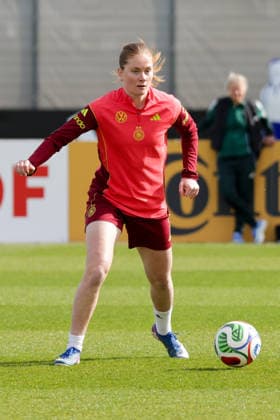 09 04 2026, xgrfx, Football DFB Media Dates, German Womens National Team Training v l Sjoeke Nüsken German Womens National Team DFL DFB REGULATIONS PROHIBIT ANY USE OF PHOTOGRAPHS as IMAGE SEQUENCES and or QUASI VIDEO Herzogenaurach