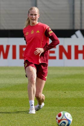 09 04 2026, xgrfx, Football DFB Media Dates, German Womens National Team Training v l Camilla Küver German Womens National Team DFL DFB REGULATIONS PROHIBIT ANY USE OF PHOTOGRAPHS as IMAGE SEQUENCES and or QUASI VIDEO Herzogenaurach