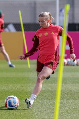 09 04 2026, xgrfx, Football DFB Media Dates, German Womens National Team Training v l Elisa Senß German Womens National Team DFL DFB REGULATIONS PROHIBIT ANY USE OF PHOTOGRAPHS as IMAGE SEQUENCES and or QUASI VIDEO Herzogenaurach