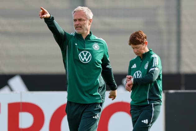 Herzogenaurach, Germany 09 April 2026 International match measure of the German national womens soccer team in preparation for the World Cup qualifiers in Herzogenaurach Training In the picture national coach Christian Wück Wueck Germany , in the background next to him co-coach Maren Meinert Germany Copyright: HMBxMedia MadeleinexFantini