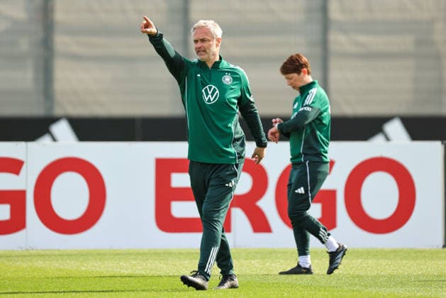 Herzogenaurach, Germany 09 April 2026 International match measure of the German national womens soccer team in preparation for the World Cup qualifiers in Herzogenaurach Training In the picture national coach Christian Wück Wueck Germany , in the background next to him co-coach Maren Meinert Germany Copyright: HMBxMedia MadeleinexFantini