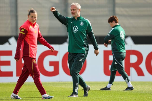 Herzogenaurach, Germany 09 April 2026 International match measure of the German national womens soccer team in preparation for the World Cup qualifiers in Herzogenaurach Training In the picture from left Carlotta Wamser Germany and national coach Christian Wück Wueck Germany Copyright: HMBxMedia MadeleinexFantini