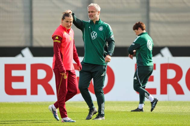 Herzogenaurach, Germany 09 April 2026 International match measure of the German national womens soccer team in preparation for the World Cup qualifiers in Herzogenaurach Training In the picture from left Carlotta Wamser Germany and national coach Christian Wück Wueck Germany Copyright: HMBxMedia MadeleinexFantini