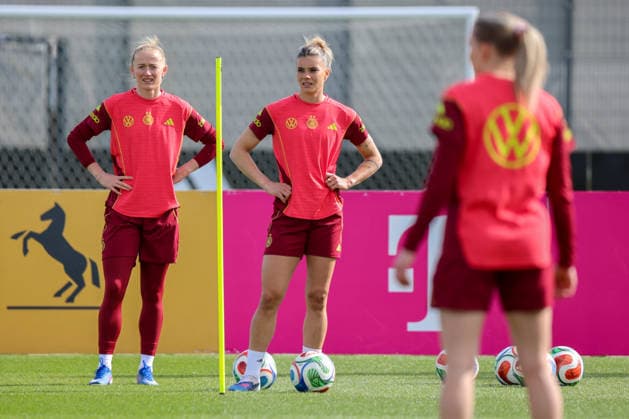 Herzogenaurach, Germany 09 April 2026 International match measure of the German national womens soccer team in preparation for the World Cup qualifiers in Herzogenaurach Training In the picture from left Lea Schüller Schueller Germany and Selina Cerci Germany Copyright: HMBxMedia MadeleinexFantini