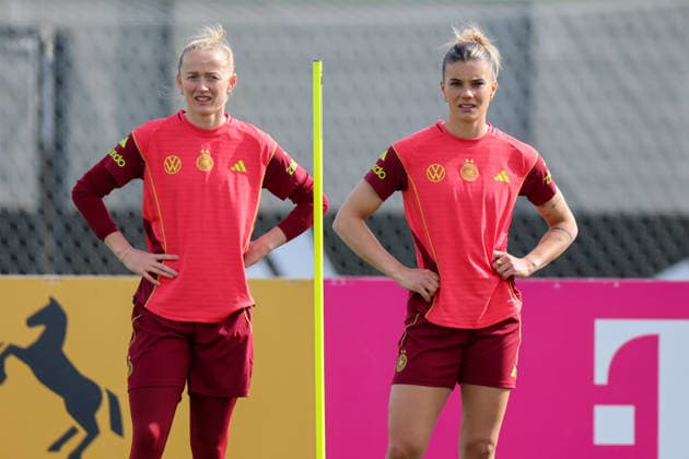 Herzogenaurach, Germany 09 April 2026 International match measure of the German national womens soccer team in preparation for the World Cup qualifiers in Herzogenaurach Training In the picture from left Lea Schüller Schueller Germany and Selina Cerci Germany Copyright: HMBxMedia MadeleinexFantini