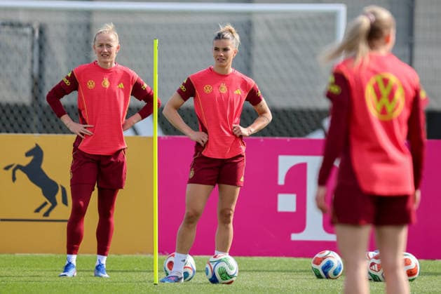 Herzogenaurach, Germany 09 April 2026 International match measure of the German national womens soccer team in preparation for the World Cup qualifiers in Herzogenaurach Training In the picture from left Lea Schüller Schueller Germany and Selina Cerci Germany Copyright: HMBxMedia MadeleinexFantini