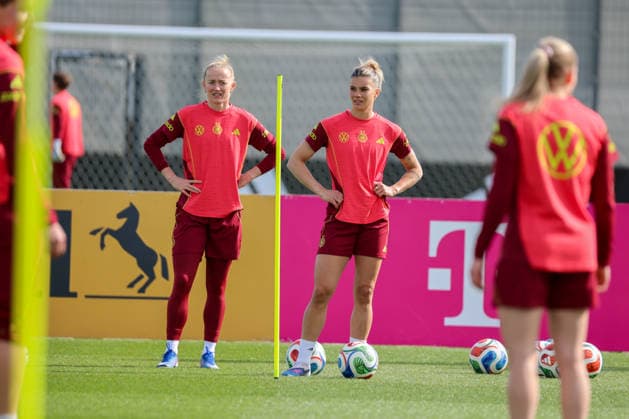 Herzogenaurach, Germany 09 April 2026 International match measure of the German national womens soccer team in preparation for the World Cup qualifiers in Herzogenaurach Training In the picture from left Lea Schüller Schueller Germany and Selina Cerci Germany Copyright: HMBxMedia MadeleinexFantini