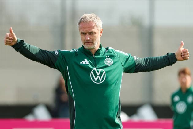 Herzogenaurach, Germany 09 April 2026 International match measure of the German national womens soccer team in preparation for the World Cup qualifiers in Herzogenaurach Training In the picture national coach Christian Wück Wueck Germany Copyright: HMBxMedia MadeleinexFantini