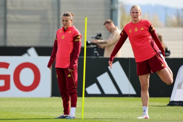Herzogenaurach, Germany 09 April 2026 International match of the German womens national soccer team in preparation for the World Cup qualifiers in Herzogenaurach Training In the picture from left Carlotta Wamser Germany and Camilla Küver Kuever Germany Copyright: HMBxMedia MadeleinexFantini