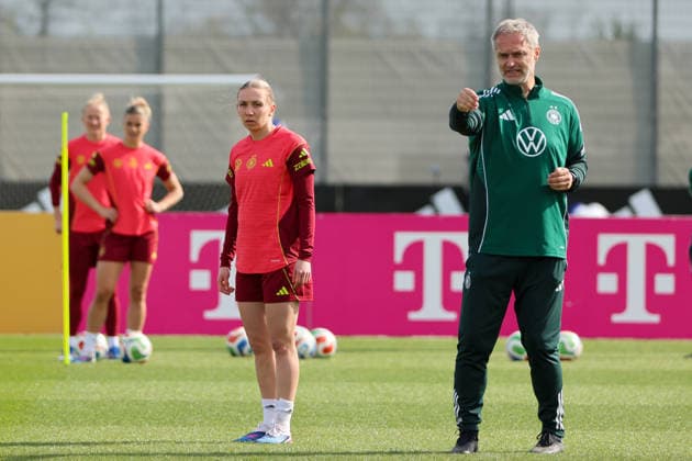 Herzogenaurach, Germany 09 April 2026 International match measure of the German national womens soccer team in preparation for the World Cup qualifiers in Herzogenaurach Training In the picture from left Elisa Senß Senss Germany and national coach Christian Wück Wueck Germany Copyright: HMBxMedia MadeleinexFantini