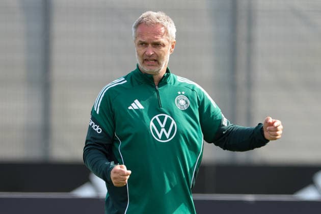 Herzogenaurach, Deutschland 09. April 2026: Länderspielmaßnahme der deutschen Fußballnationalmannschaft der Frauen zur Vorbereitung auf die WM-Qualifikation in Herzogenaurach - Training Im Bild: Bundestrainer Christian Wück Wueck (Deutschland) Copyright: HMBxMedia MadeleinexFantini