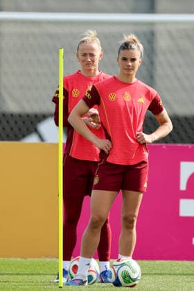 Herzogenaurach, Germany 09 April 2026 International match measure of the German national womens soccer team in preparation for the World Cup qualifiers in Herzogenaurach Training In the picture from left Lea Schüller Schueller Germany and Selina Cerci Germany Copyright: HMBxMedia MadeleinexFantini