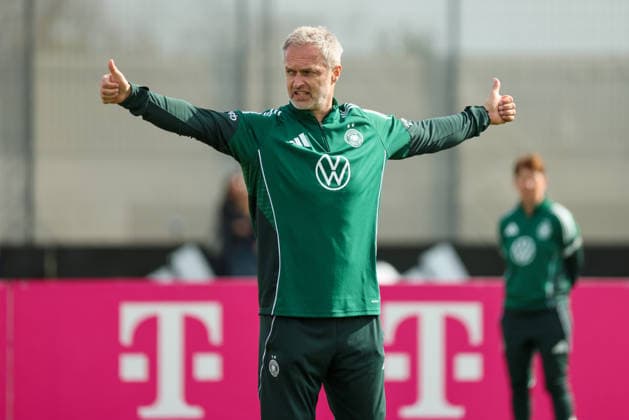 Herzogenaurach, Germany 09 April 2026 International match measure of the German national womens soccer team in preparation for the World Cup qualifiers in Herzogenaurach Training In the picture national coach Christian Wück Wueck Germany Copyright: HMBxMedia MadeleinexFantini