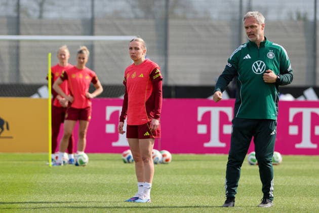 Herzogenaurach, Germany 09 April 2026 International match measure of the German national womens soccer team in preparation for the World Cup qualifiers in Herzogenaurach Training In the picture from left Elisa Senß Senss Germany and national coach Christian Wück Wueck Germany Copyright: HMBxMedia MadeleinexFantini