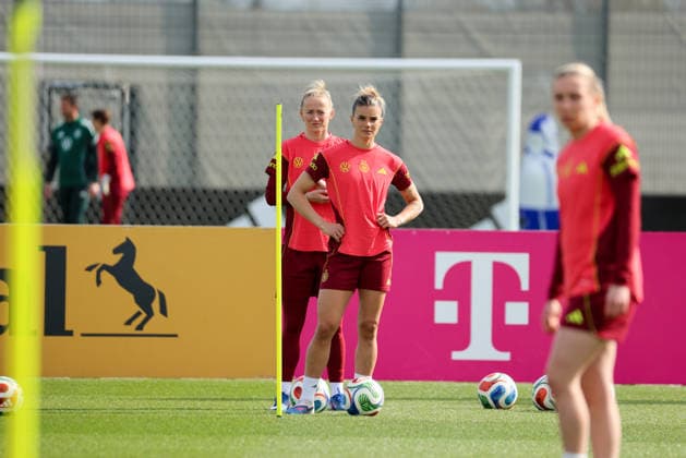 Herzogenaurach, Germany 09 April 2026 International match measure of the German national womens soccer team in preparation for the World Cup qualifiers in Herzogenaurach Training In the picture from left Lea Schüller Schueller Germany and Selina Cerci Germany Copyright: HMBxMedia MadeleinexFantini