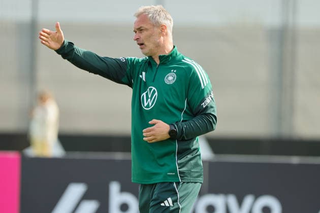 Herzogenaurach, Germany 09 April 2026 International match measure of the German national womens soccer team in preparation for the World Cup qualifiers in Herzogenaurach Training In the picture national coach Christian Wück Wueck Germany Copyright: HMBxMedia MadeleinexFantini