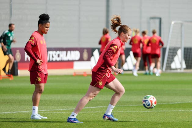 Herzogenaurach, Germany 09 April 2026 International match measure of the German national womens soccer team in preparation for the World Cup qualifiers in Herzogenaurach Training In the picture from left Shekiera Martinez Germany and Sjoeke Nüsken Nuesken Germany Copyright: HMBxMedia MadeleinexFantini