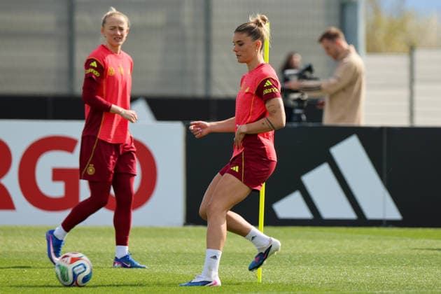 Herzogenaurach, Germany 09 April 2026 International match of the German womens national soccer team in preparation for the World Cup qualifiers in Herzogenaurach Training In the picture Selina Cerci Germany , left next to her in the background Lea Schüller Schueller Germany Copyright: HMBxMedia MadeleinexFantini