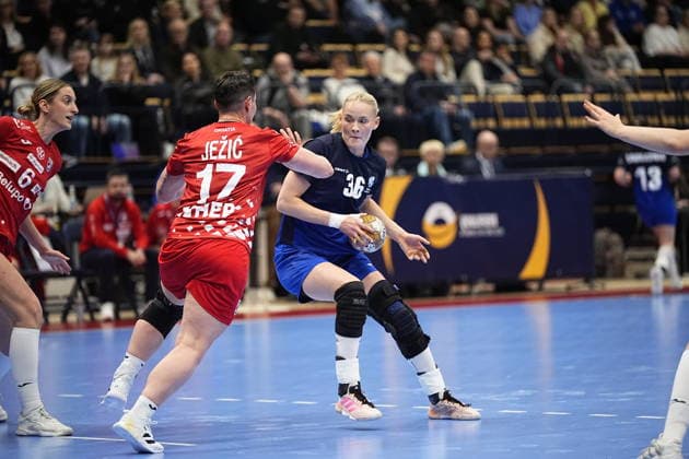 Katarina Jezic of Croatia and Ellen Voutilainen of Finland the handball Women s EHF Euro 2026 qualifier match between Finland and Croatia at the Vantaa Arena on 19th April in Vantaa, Finland. (Kalle Parkkinen Newspix24)  Copyright: xKallexParkkinenx NP24kp0390