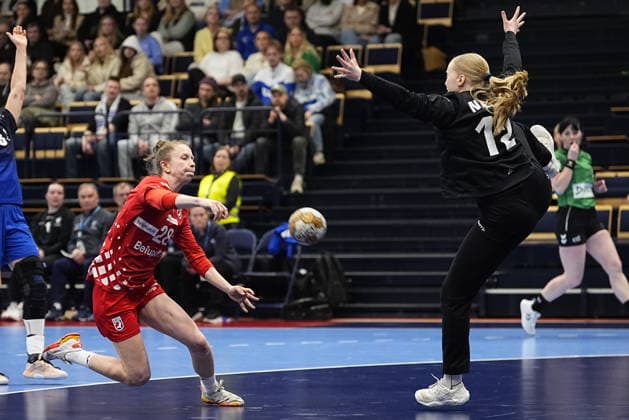 Andrea Simara of Croatia and Venla Nilsson of Finland the handball Women s EHF Euro 2026 qualifier match between Finland and Croatia at the Vantaa Arena on 19th April in Vantaa, Finland. (Kalle Parkkinen Newspix24)  Copyright: xKallexParkkinenx NP24kp0392