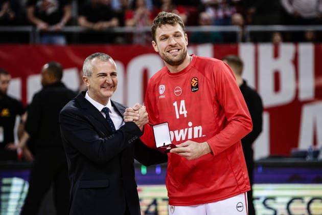 Olympiacos Alexander Vezenkov receives an award from Bulgaria s Sports minister Dimitar Iliev before the Euroleague game between Hapoel IBI Tel Aviv vs Olympiacos Piraeus - Arena 8888 in Sofia, Bulgaria on April 9, 2026  Copyright: xIvanxSxIvanov IPAxSportx xipa-agency.netx xx IPA_73848982 IPA_Agency_IPA73848982