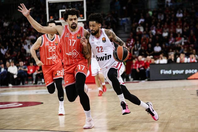 Olympiacos Tyler Dorsey in action against Hapoel s Collin Malcolm during the Euroleague game between Hapoel IBI Tel Aviv vs Olympiacos Piraeus - Arena 8888 in Sofia, Bulgaria on April 9, 2026  Copyright: xIvanxSxIvanov IPAxSportx xipa-agency.netx xx IPA_73849240 IPA_Agency_IPA73849240