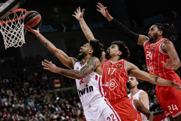 Olympiacos Tyler Dorsey in action against Hapoel s Collin Malcolm and Ish Wainright during the Euroleague game between Hapoel IBI Tel Aviv vs Olympiacos Piraeus - Arena 8888 in Sofia, Bulgaria on April 9, 2026  Copyright: xIvanxSxIvanov IPAxSportx xipa-agency.netx xx IPA_73849241 IPA_Agency_IPA73849241